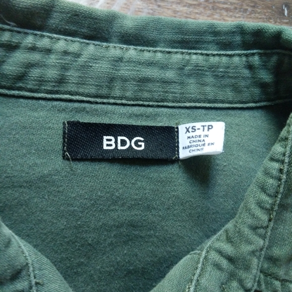 BDG | green military buttondown shirt - Picture 3 of 9
